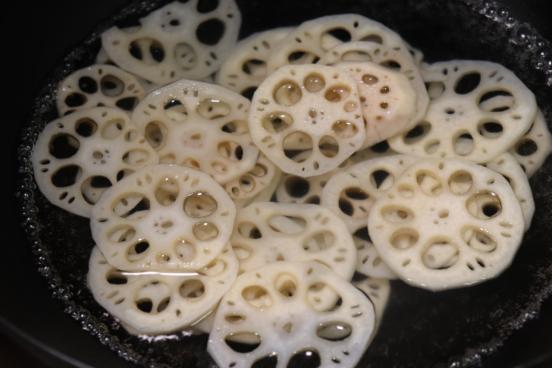 怎么清洗莲藕里面的淤泥,完整莲藕怎么洗干净中间泥