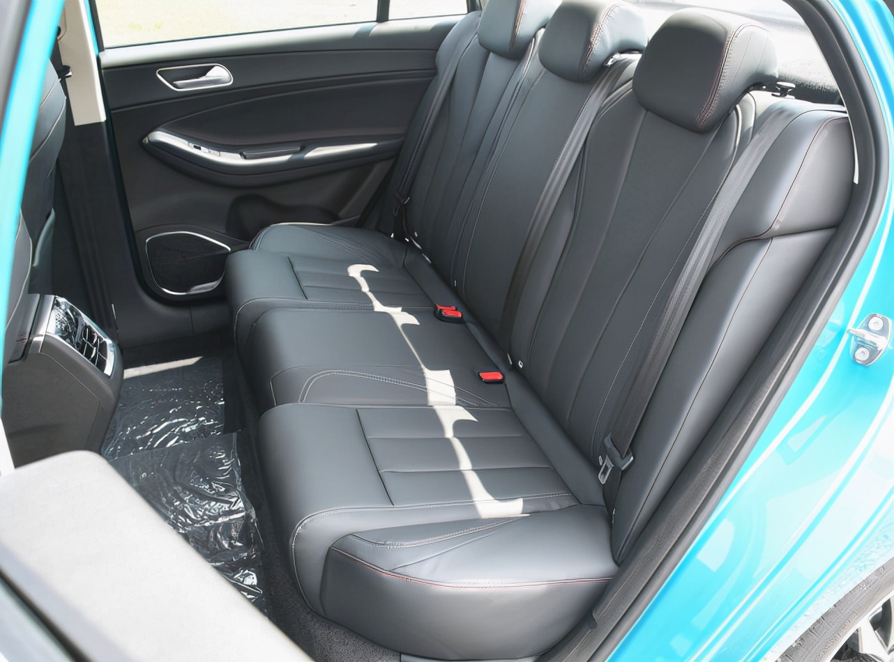 艾瑞泽5plus水星灰小艾和小泽对比,艾瑞泽5plus1.5t小艾和小泽区别