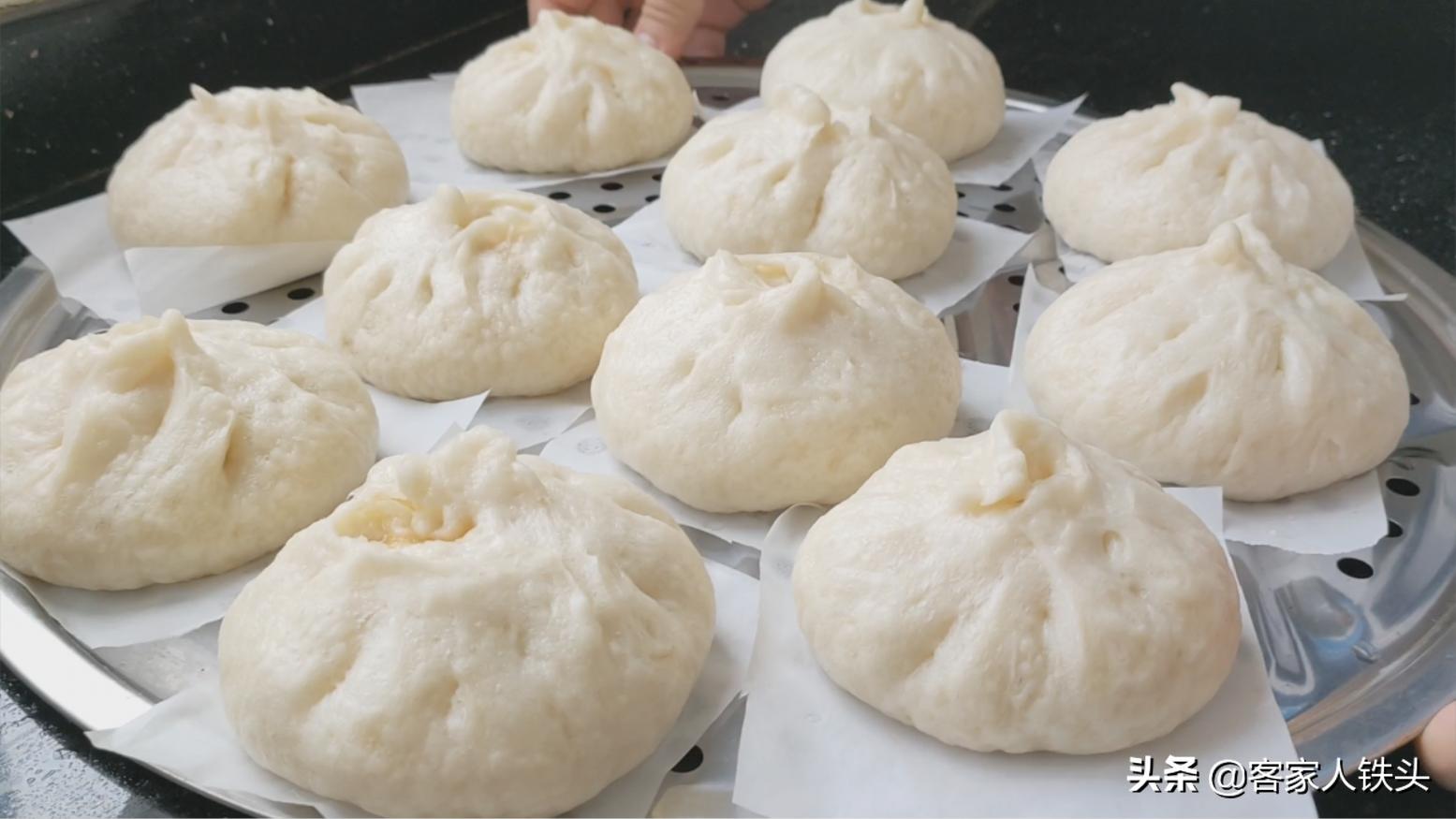新手做包子？教你一个小诀窍，松软白嫩多汁又好吃，咬一口满嘴香