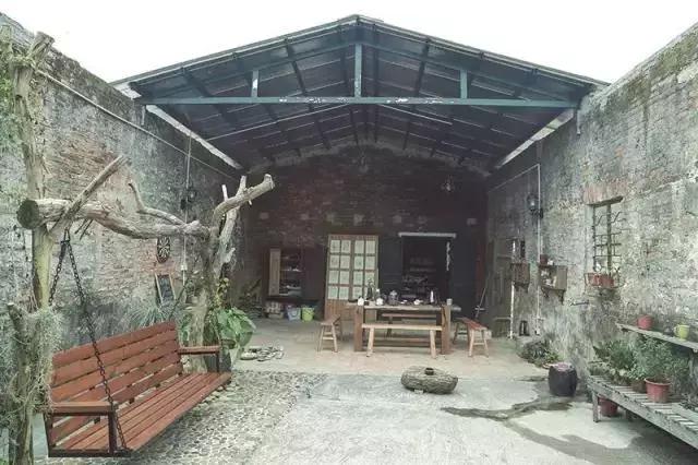 放弃世界顶尖银行工作，他回村当木匠，在废墟上盖出了爆美小院！