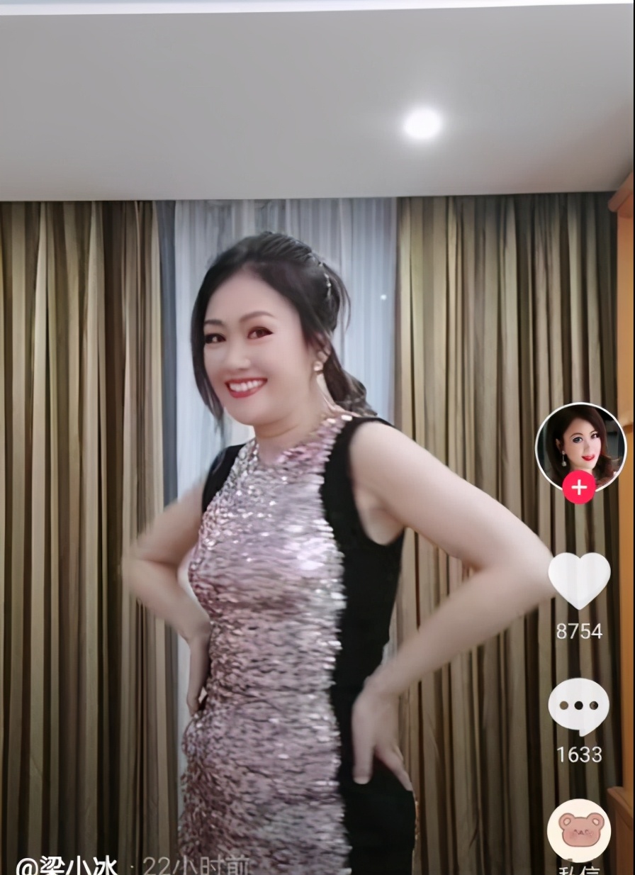 50岁梁小冰小腹凸显，被网友怀疑怀孕，6字回应尽显情商