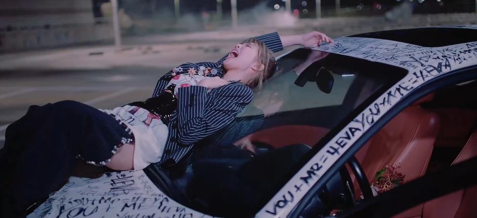 粉墨新歌MV，金智妮都穿了什么？YG造型师差点把衣服剪没了