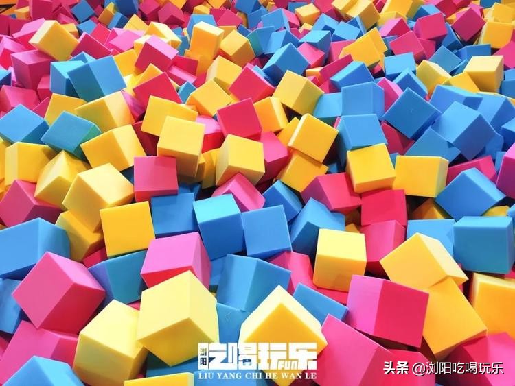 蹦床馆网红滑梯室内,旱雪滑梯蹦床公园