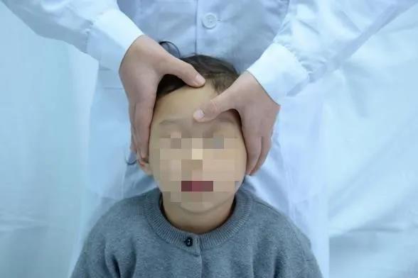 宝宝爱哭要抱着怎么纠正,宝宝无故哭闹守着哭治脾气可行么