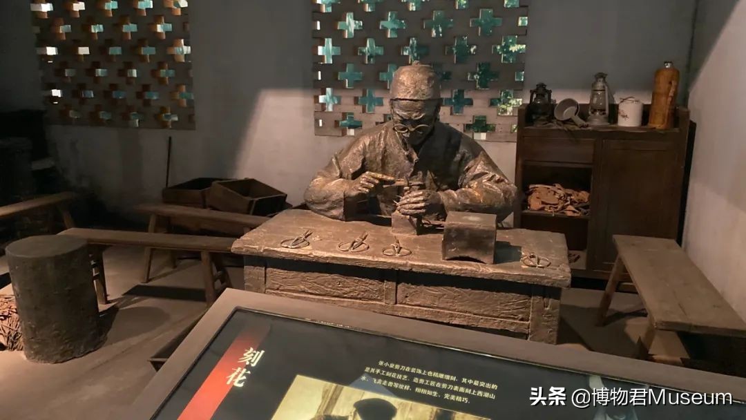 物开一刃为“刀”，两面*刃开**为“剑”，双刀相交为“剪”