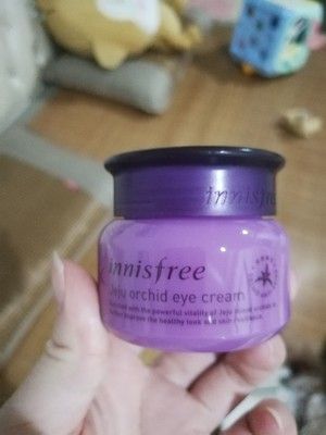 什么年龄开始用眼霜,蜂胶滋养紧致眼霜适合多大年龄用