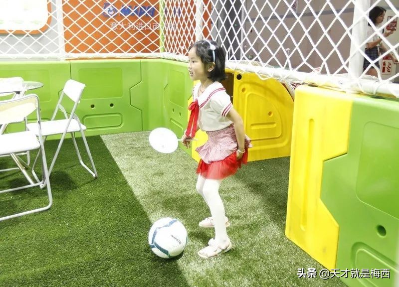 火辣辣的重庆教育装备展哗啦啦的恰好时校园智能足球场！