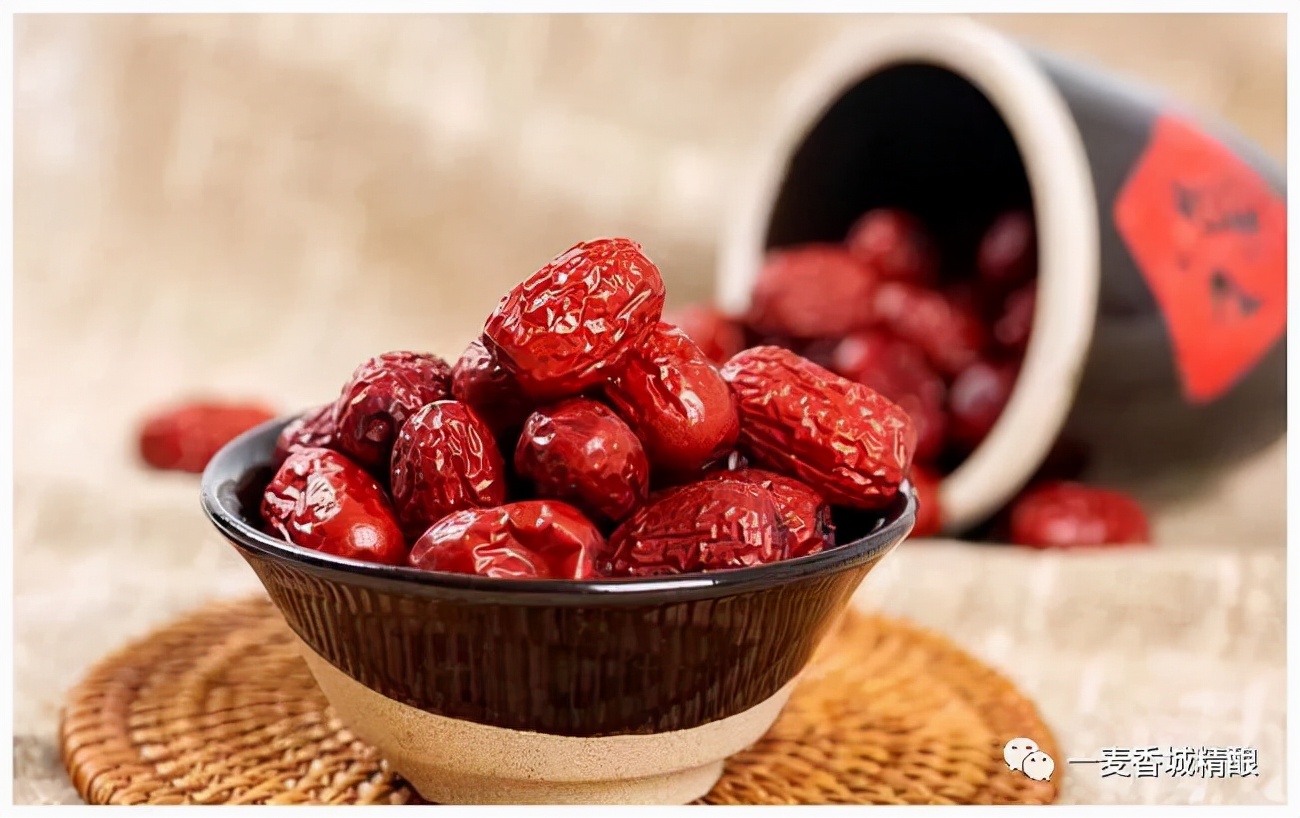 人到中年不得已喝茶都要泡枸杞,人到中年不得已杯中老得泡枸杞