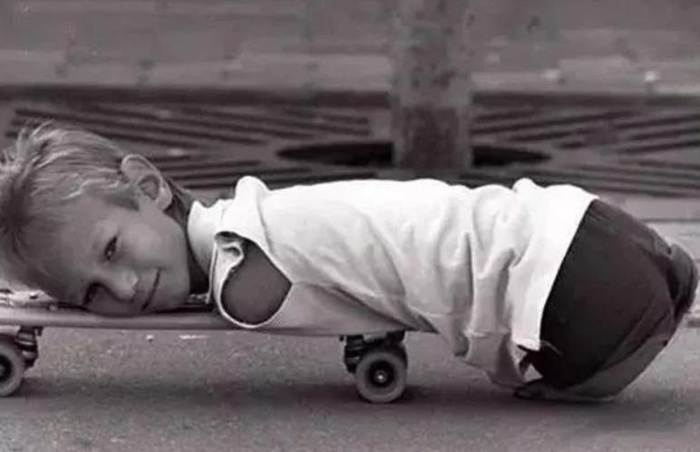 尼克胡哲几岁,尼克胡哲双胞胎家庭照