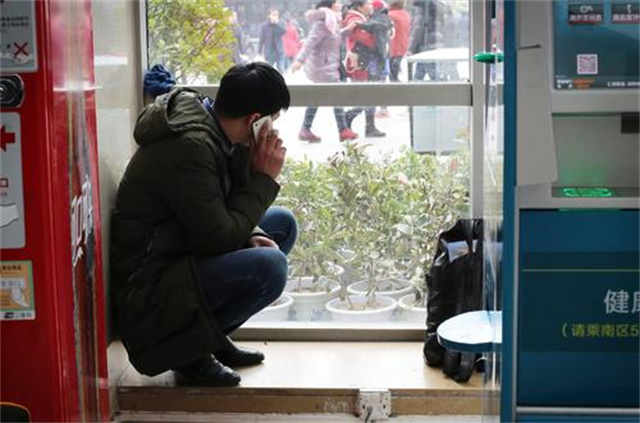 18岁大一男孩感染艾滋病死亡,男孩去酒吧醒来后患艾滋病