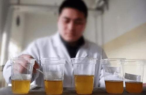 尿液黄色又难闻是啥原因,尿液很黄而且难闻怎么回事