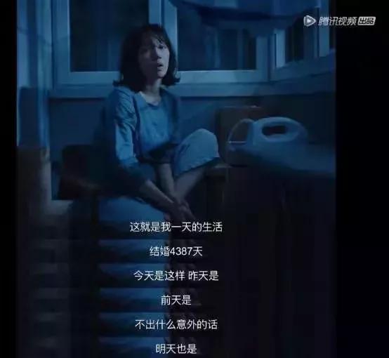 妈妈刚生完宝宝女儿痛哭,当妈妈生二胎后大女儿大哭瞬间