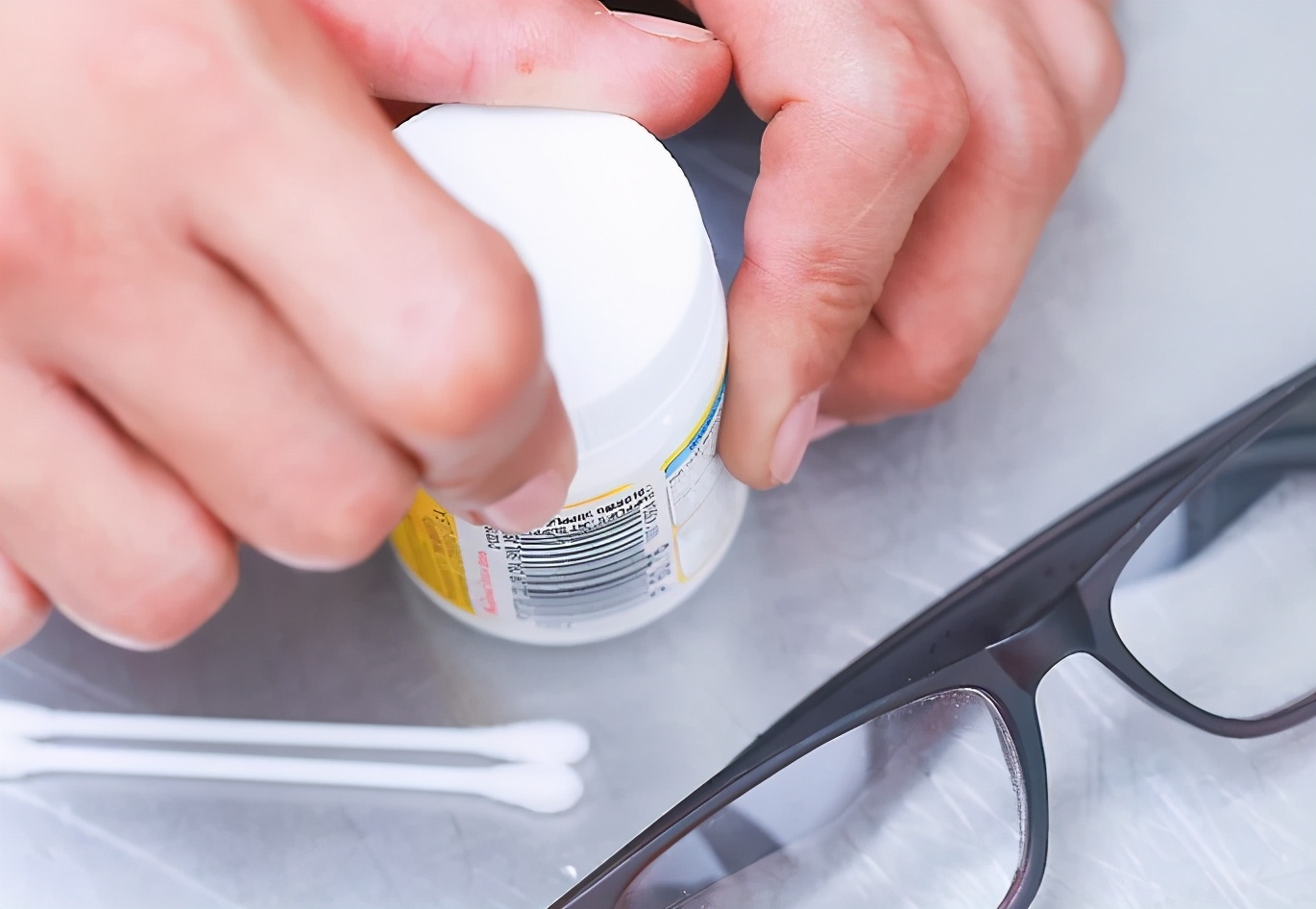 如何修复眼镜刮痕,眼镜划痕修复最佳方法