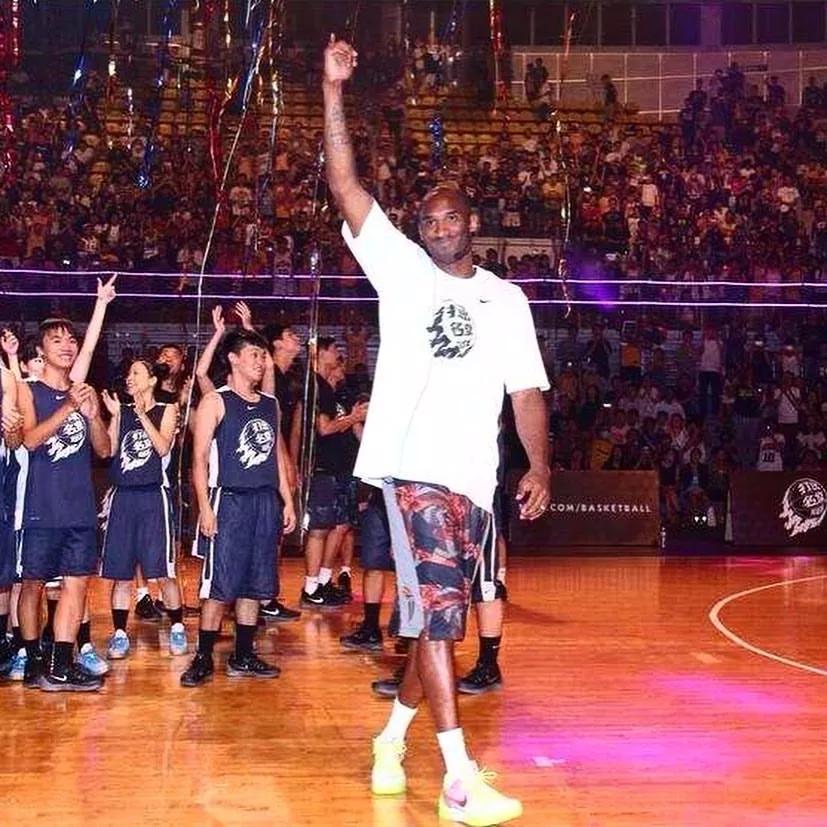 科比生涯最高分穿什么鞋,科比五名人堂配色nba上脚