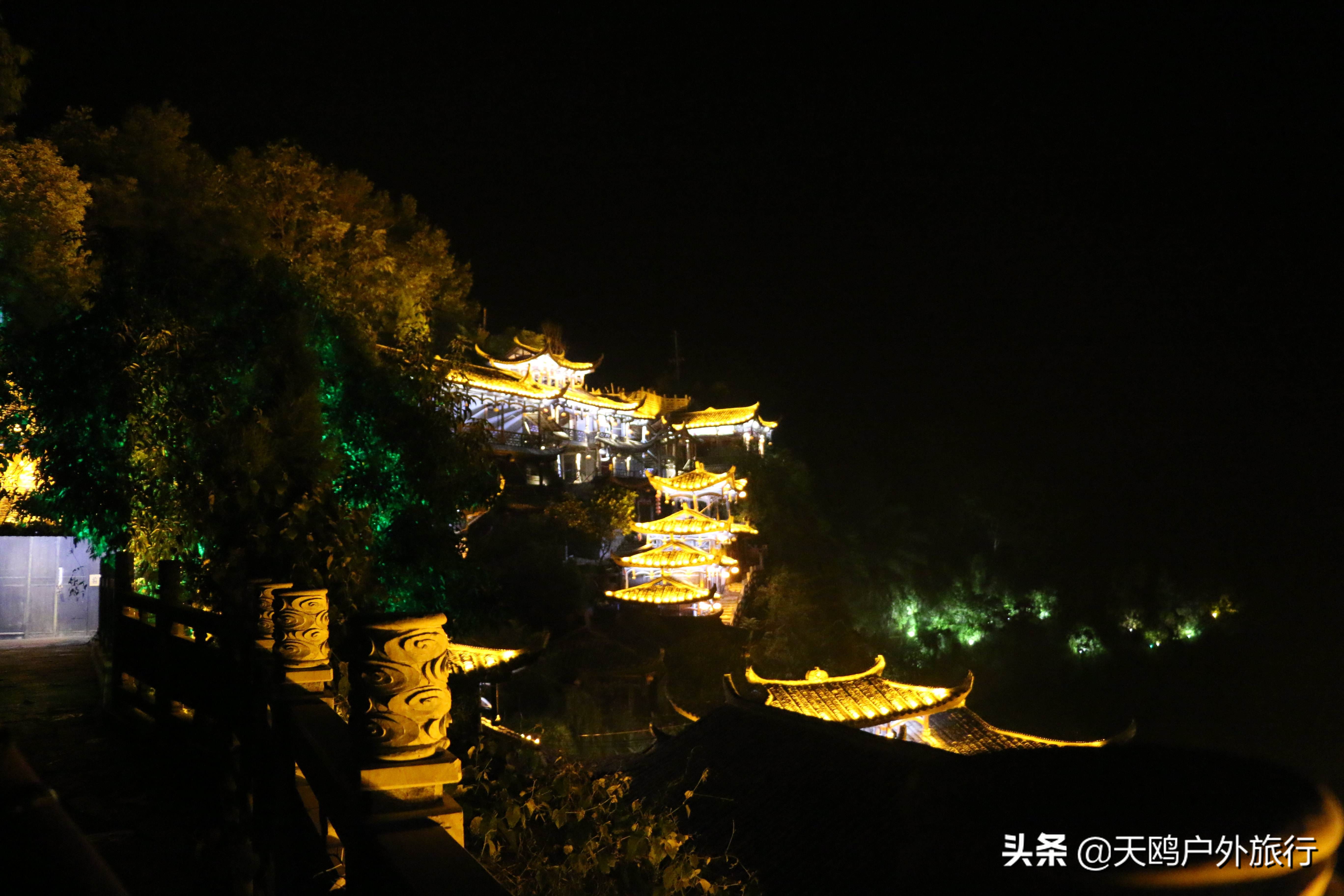 芙蓉镇一座挂在瀑布上的千年古镇,瀑布上的千年古镇芙蓉镇