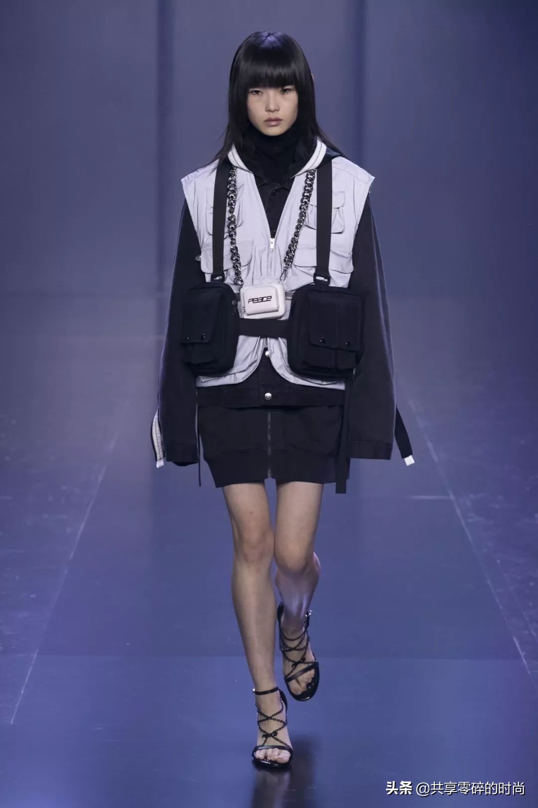 太平鸟女装新年穿搭,2022春夏巴黎时装周互动云秀场