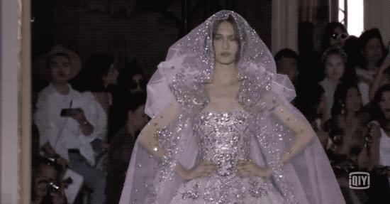 刘亦菲金裙子,刘亦菲穿一袭仙女裙现身活动