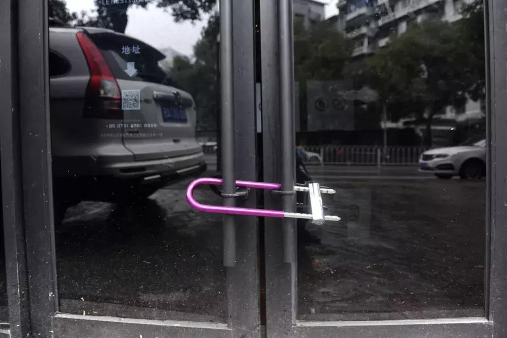 这迪白蹦了！常德小伙贴钱买潮服做“蹦迪选手”2个月，工资没拿到，酒吧倒闭了……