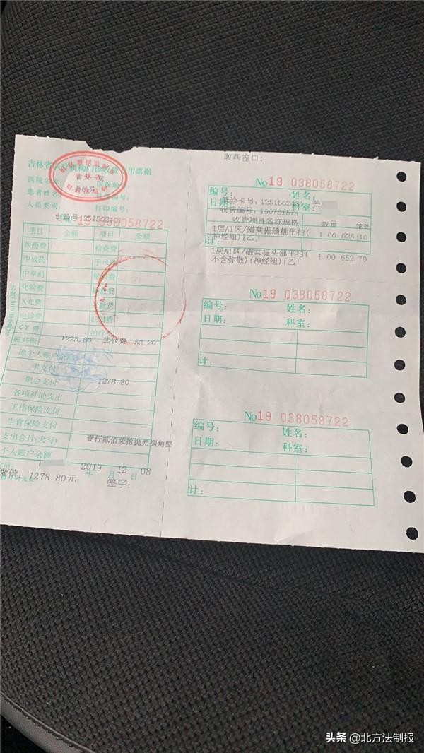 商场扶梯女子摔倒后续,商场扶梯摔倒了