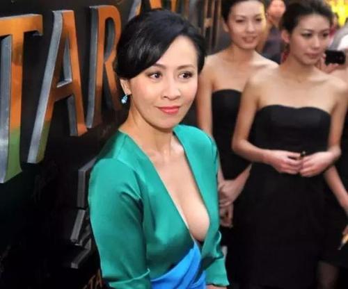 球鞋也能炫富？瓦妮莎晒出还未上市的李小龙配色科比战靴，阔太刘嘉玲就展示了2000美元的联名球鞋