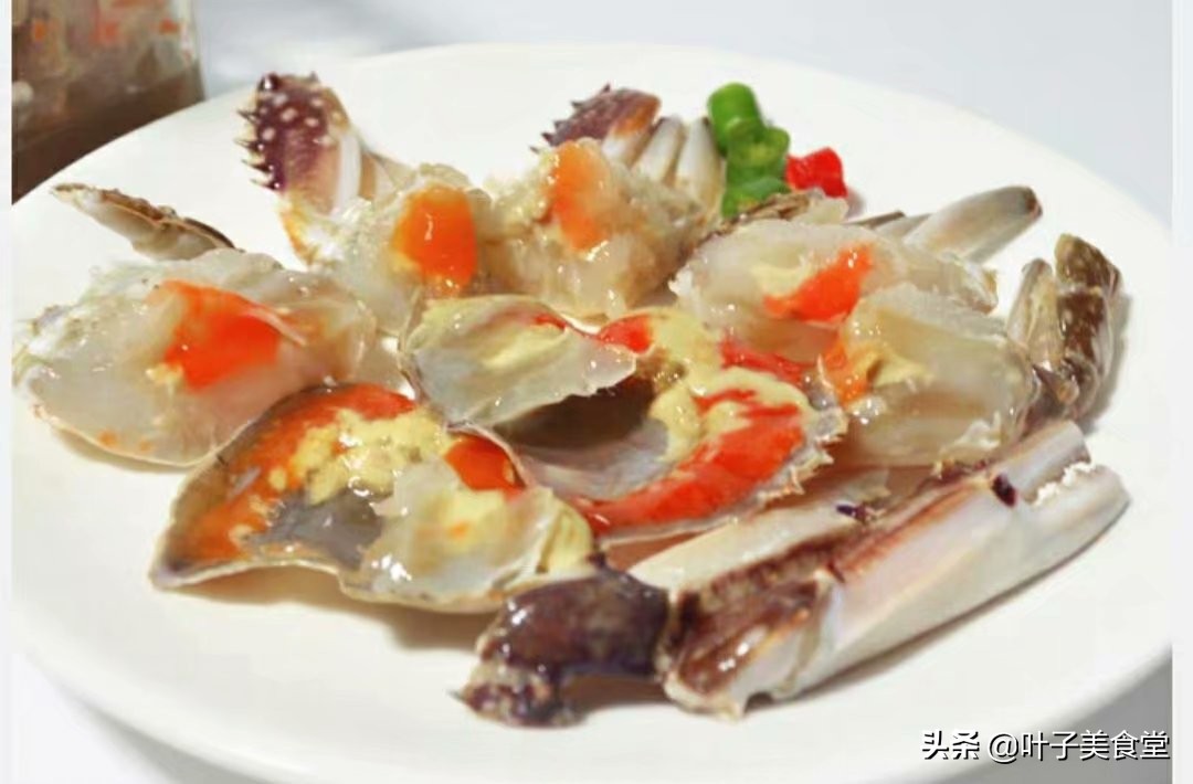 婆婆将活螃蟹塞进玻璃罐，不加一滴水，一周后拿出来，全家人点赞