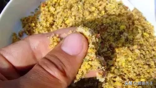 夏天野钓大鲫鱼怎么打窝避小鱼,野钓打什么窝料避小鱼