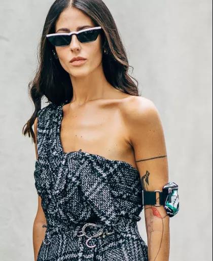 大饰所趋？不，现在时尚圈流行迷你套，连李佳琦都带货了