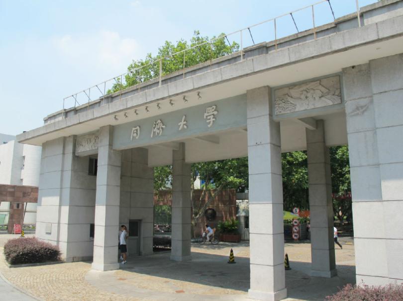 在上海一般多少名次能上211大学,上海的211大学多少分能考入