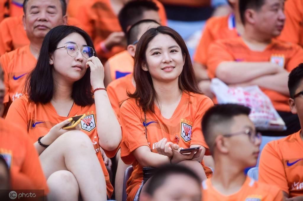 中超的地摊经济:几十块的球衣,买了很久还是很感动