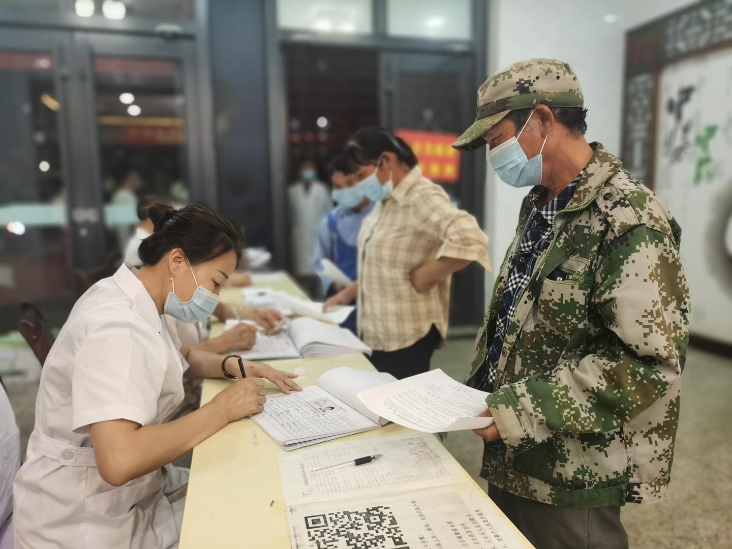 为偏远群众打疫苗,疫苗接种暖心服务打消老人顾虑