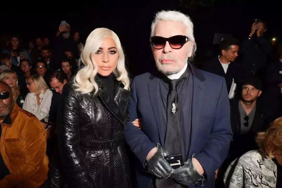 ladygaga承认自己是个平凡人,ladygaga一个明星的诞生发布会