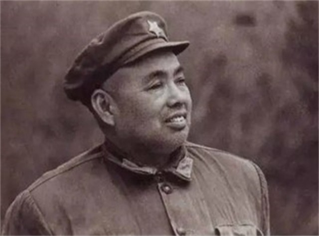 *世友许**听闻军中来了位高手，欲切磋武功，*飚耿**：你不是我的对手