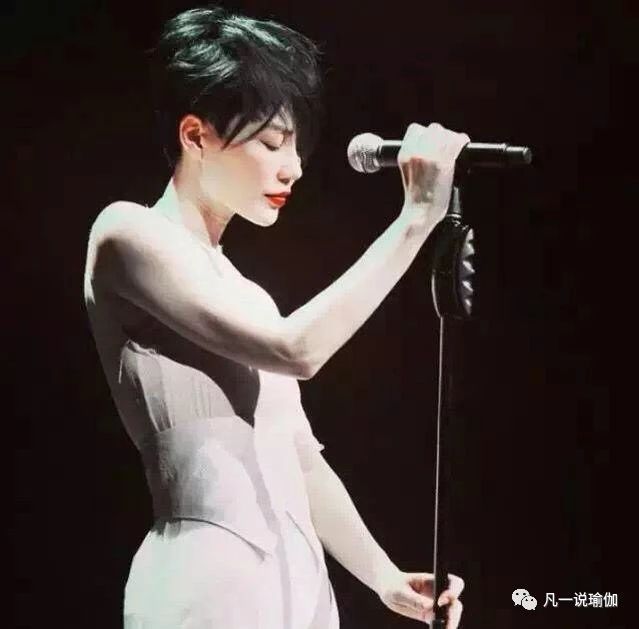 王菲的露背装,王菲露背照