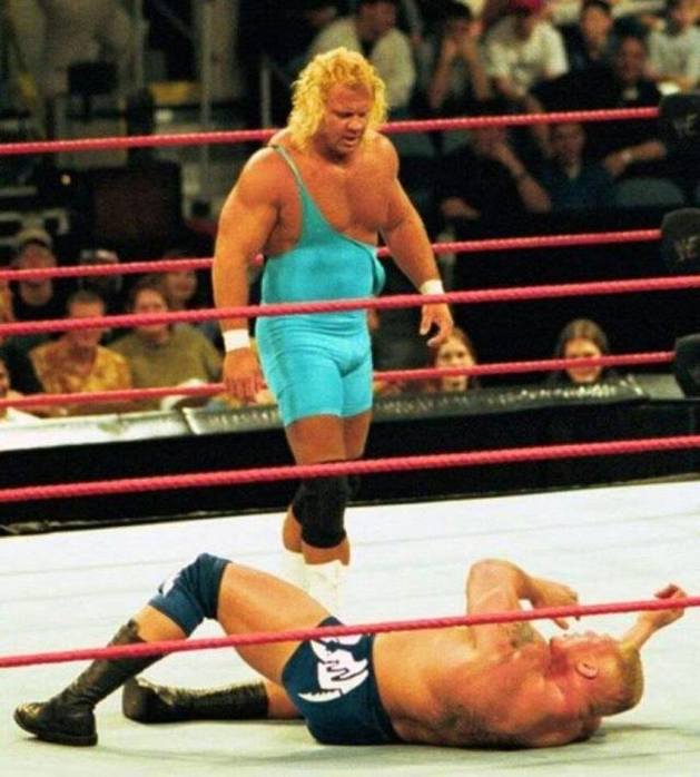 WWE暗关系真多，HHH劈腿公主，前女友给踹了