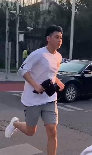 跑狐周记｜男子从*疆新**漂流到北冰洋英国壮汉拉1.8吨汽车跑马