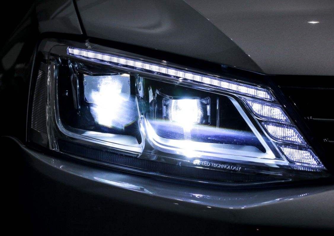 车灯是卤素大灯好还是led大灯好,汽车灯除了卤素led氙气还有啥