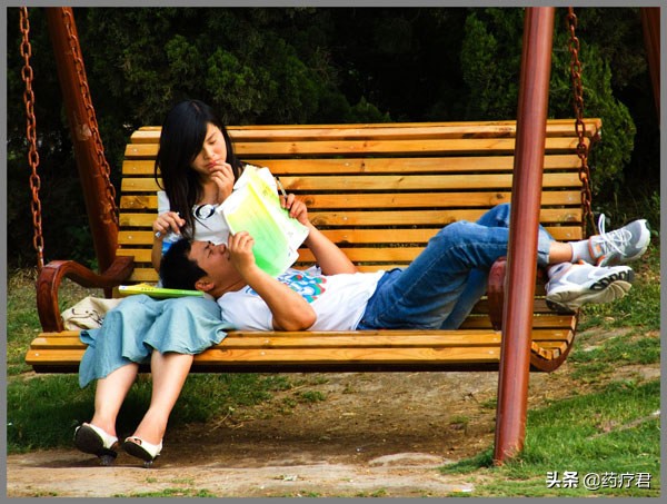 女生亲亲之后，居然长了满嘴的溃疡，口腔溃疡也会传染吗？