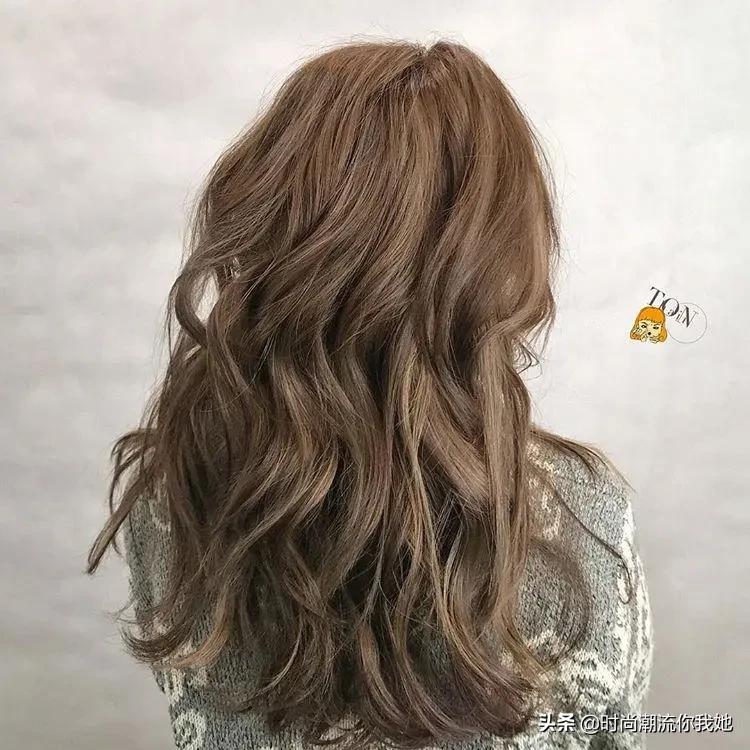 初秋最流行的全头烫,酷女孩初秋发型