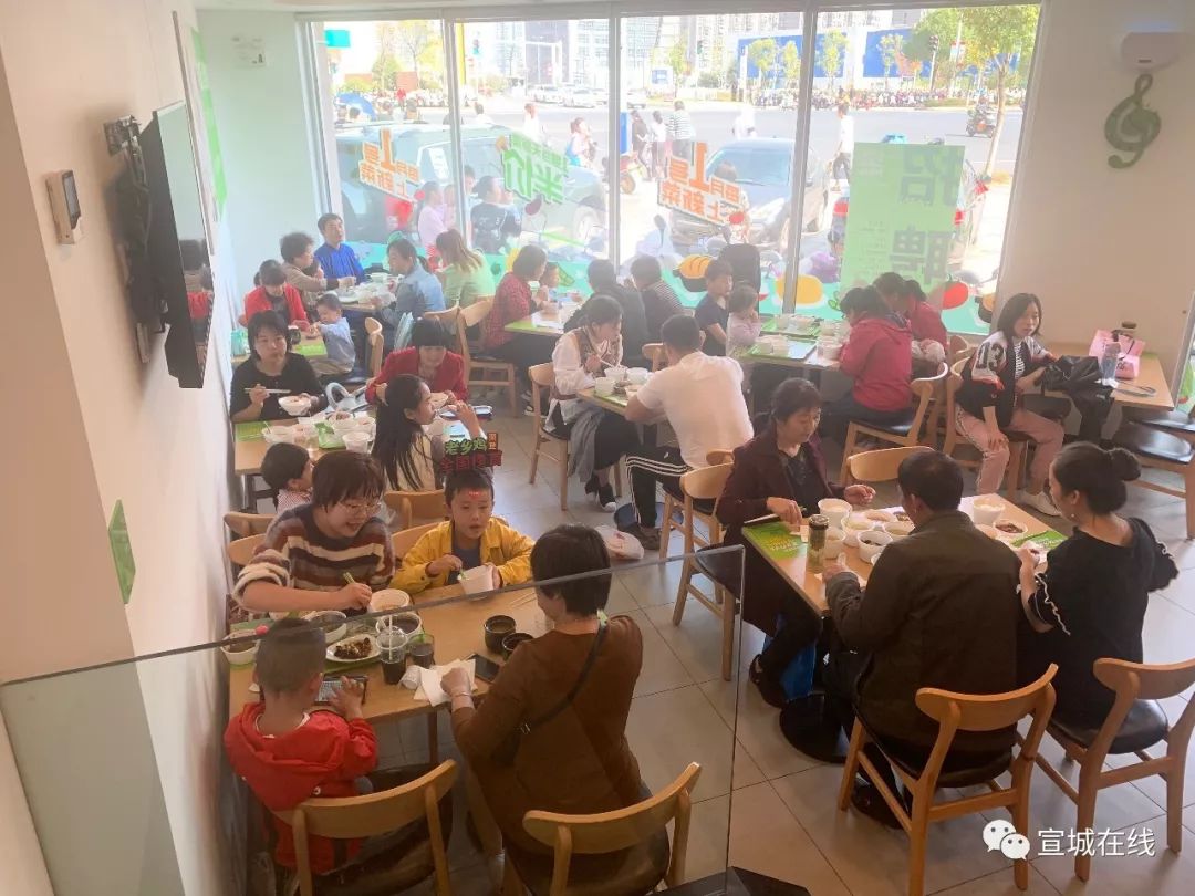 安徽宣城老乡鸡,广德老乡鸡排队视频