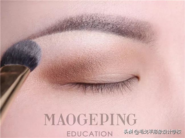 单眼皮不画眼线只画眼影好看吗,为何同样是单眼皮