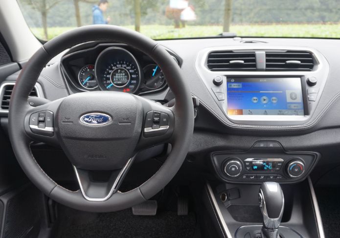 福特福睿斯和日产轩逸哪个更省油,福特福睿斯加不起油