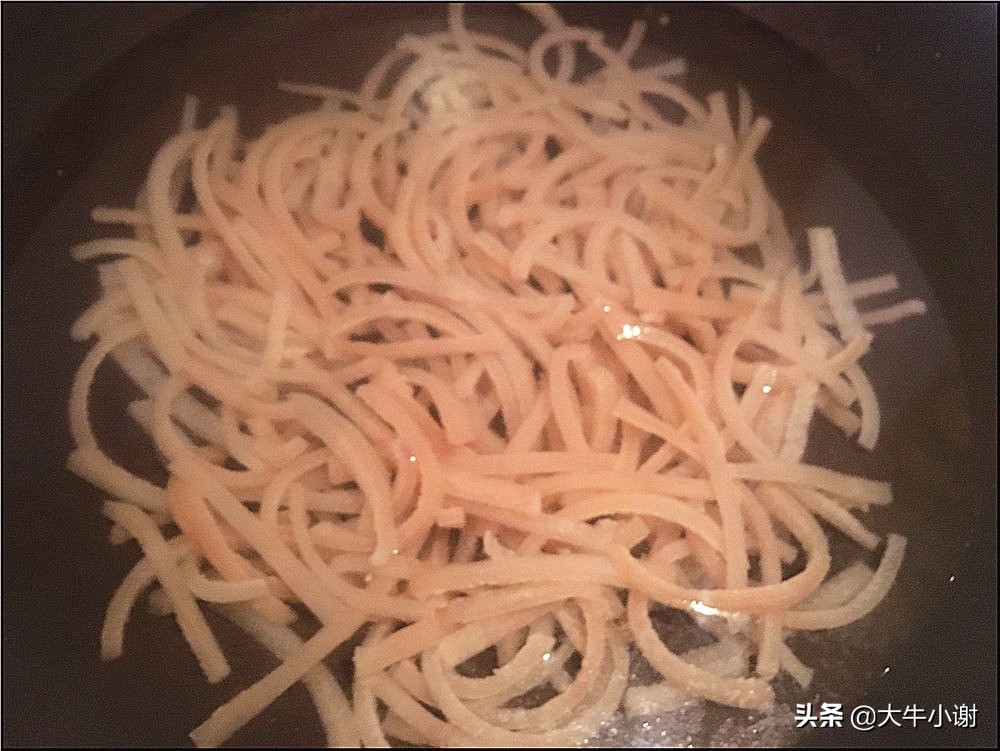 猪皮做出来的冻怎么不透明发白,自制的猪皮冻不凝固怎样回锅补救