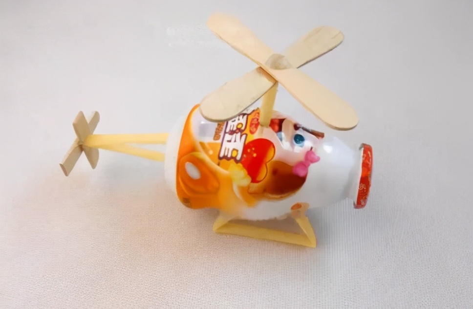 能飞的手工飞机制作幼儿园,国庆幼儿园手工制作飞机图文