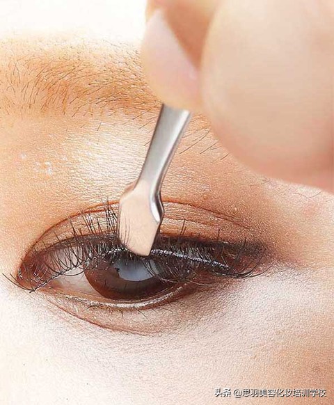 睫毛几根长到眼睛里扎眼怎么办,为什么你种的睫毛假性服帖