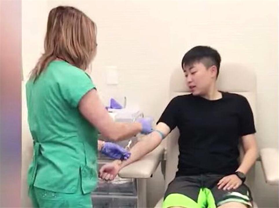 50万生下5国混血女婴，那个买精生子的单身妈妈，如今怎么样了？