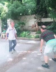 街头健身有些人不懂健身就瞎练,农村大爷习武健身一身肌肉