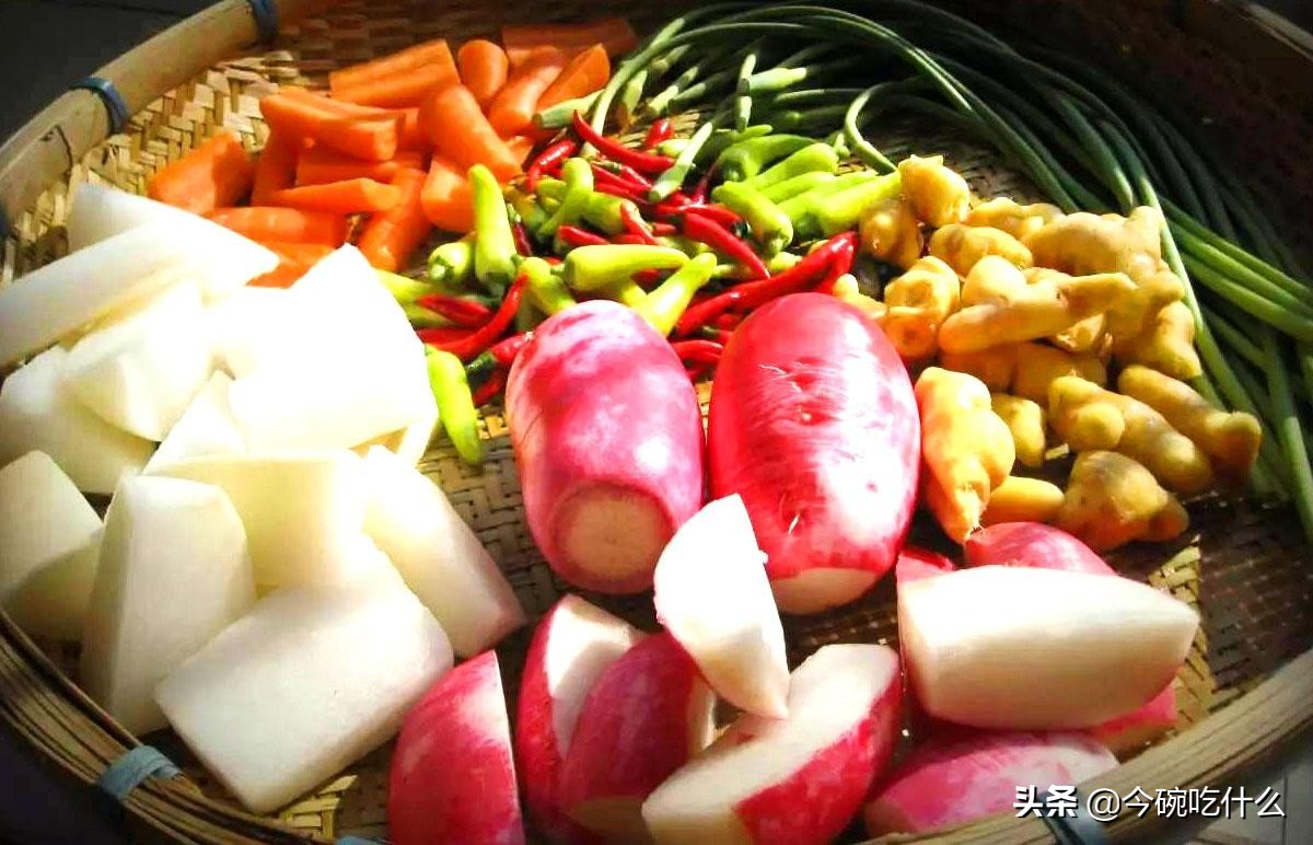 风味独特的四川泡菜制作及养护法，见证一坛传家泡菜的诞生