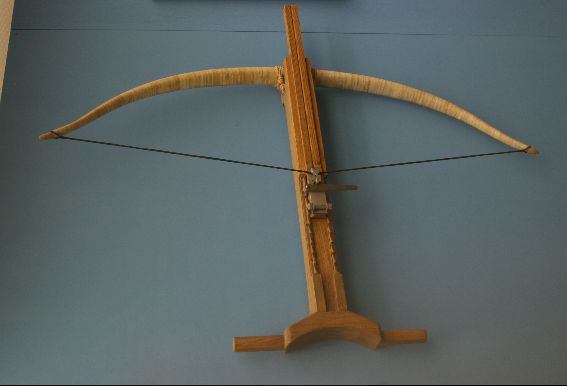 使用时要靠肚子帮忙！这把古希腊弩是“黑科技”还是思维奇葩？