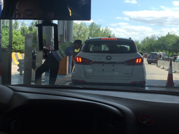 端午返京车流混进了一匹“汗血宝马”路人围观更堵了