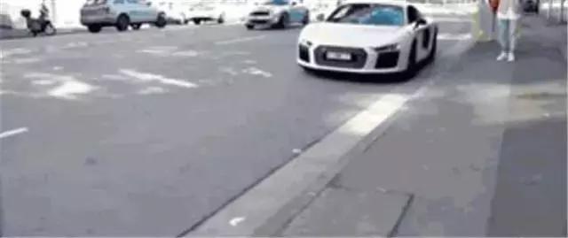 外国土豪开兰博基尼搭讪拜金女,外国土豪开豪车